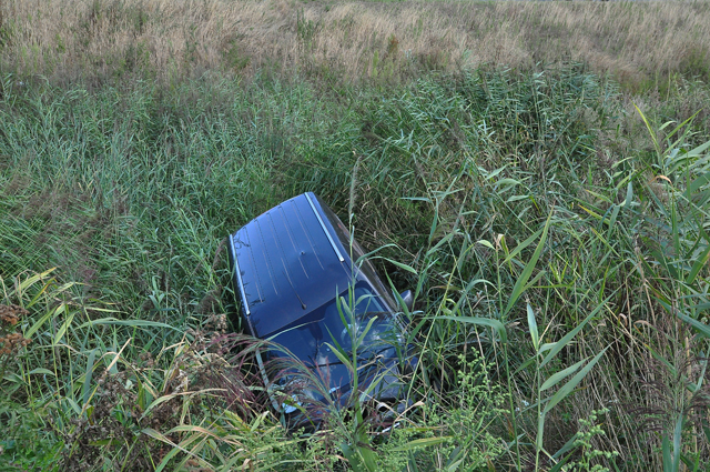 En wéér vliegt er een auto uit de bocht bij afslag Waalwijk-Oost
