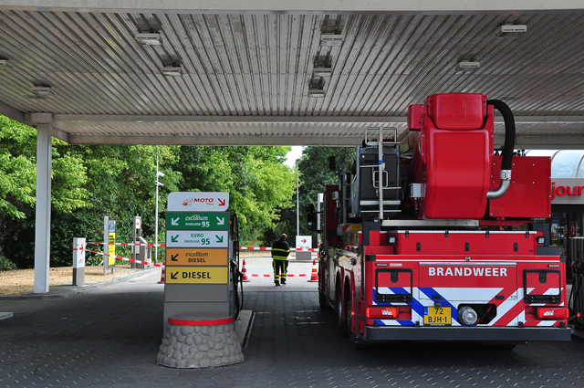Tankstation Waalwijk weer open, gemeente verwijdert takken maar boom hoeft niet om