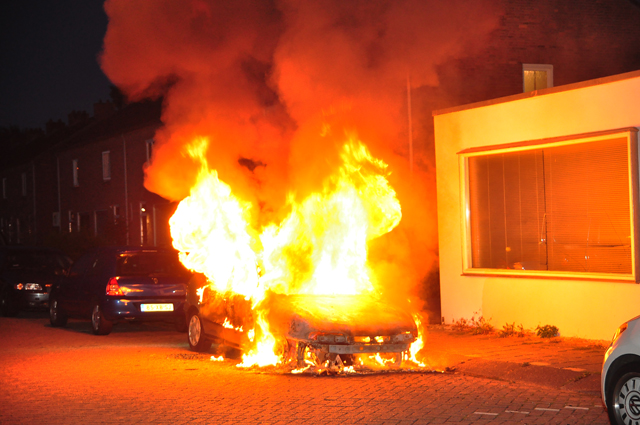 Auto brandt uit in Waalwijk, ruit van huis sneuvelt vanwege de hitte