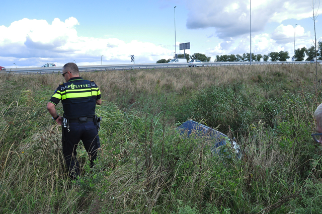 En wéér vliegt er een auto uit de bocht bij afslag Waalwijk-Oost