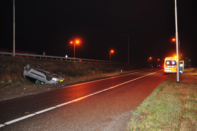 Auto op zijn kop op A59 Waalwijk