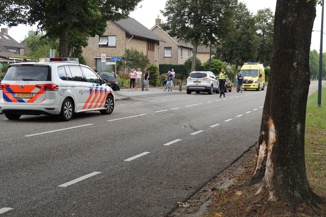Auto raakt twee bomen en komt zwaar gehavend tegen stoep tot stilstand in Waalwijk