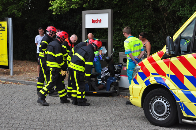 Man zit ruim half uur met been vast in scootmobiel