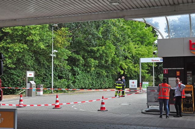 Tankstation Waalwijk weer open, gemeente verwijdert takken maar boom hoeft niet om