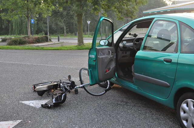 Fietser gewond na aanrijding met auto in Waalwijk