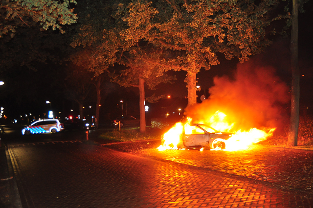 Weer gaat er een auto in vlammen op in Waalwijk