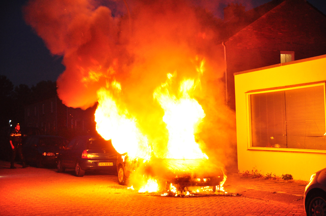 Auto brandt uit in Waalwijk, ruit van huis sneuvelt vanwege de hitte