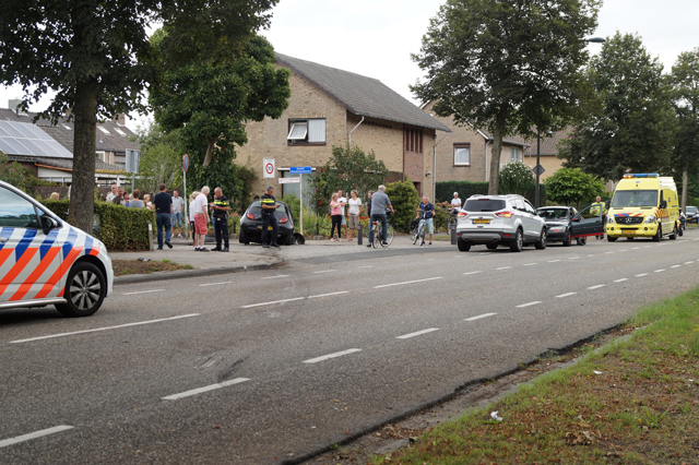 Auto raakt twee bomen en komt zwaar gehavend tegen stoep tot stilstand in Waalwijk