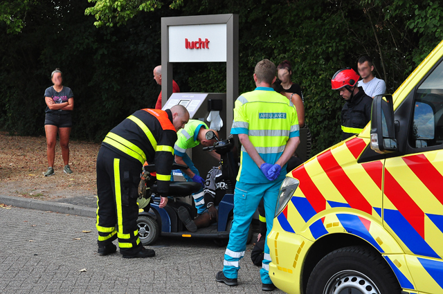 Man zit ruim half uur met been vast in scootmobiel