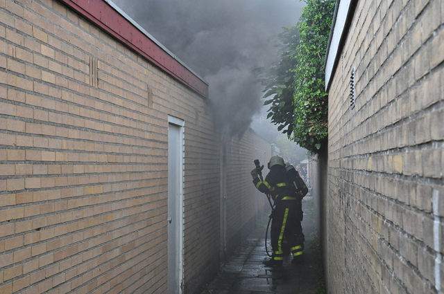 Dikke rookwolken bij schuurbrand in Waalwijk
