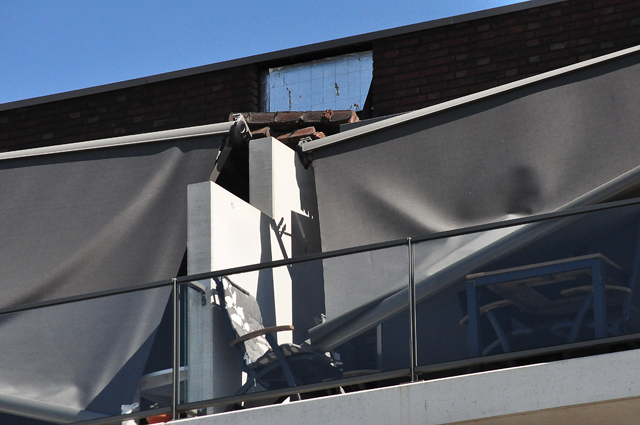 Groot zonnescherm breek af bij flat in Waalwijk: Vrouw heeft engeltje op haar schouder