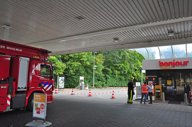Tankstation Waalwijk weer open, gemeente verwijdert takken maar boom hoeft niet om