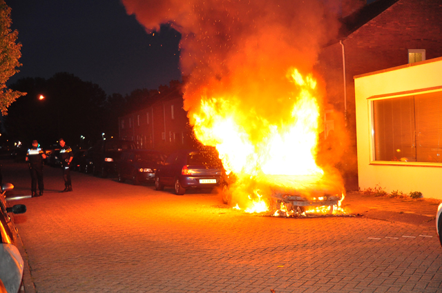 Auto brandt uit in Waalwijk, ruit van huis sneuvelt vanwege de hitte