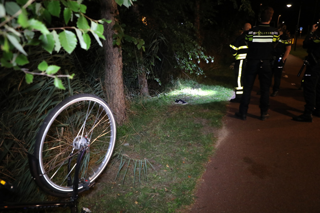 Fiets en schoen gevonden in Waalwijk, brandweer doorzoekt sloot op zoek naar eigenaar