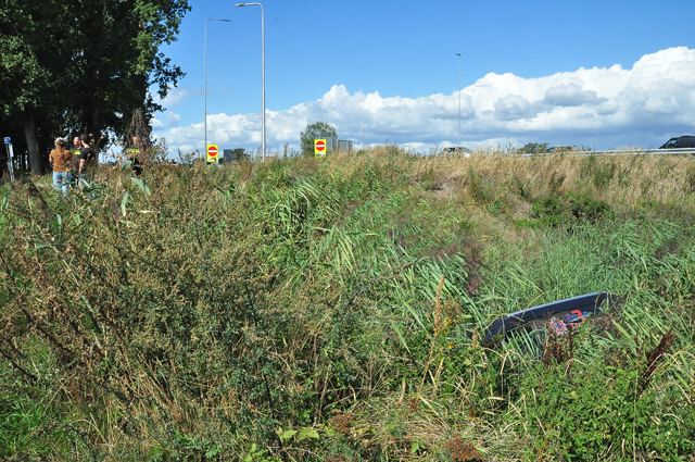 En wéér vliegt er een auto uit de bocht bij afslag Waalwijk-Oost