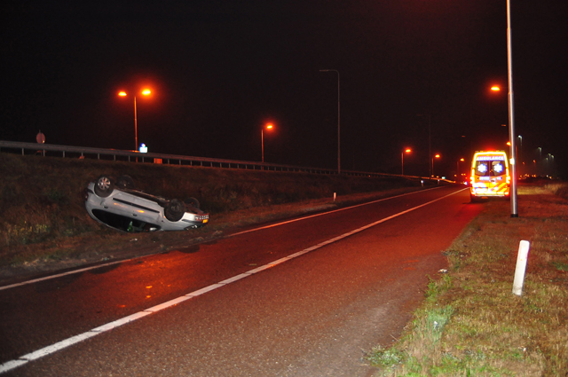 Auto op zijn kop op A59 Waalwijk