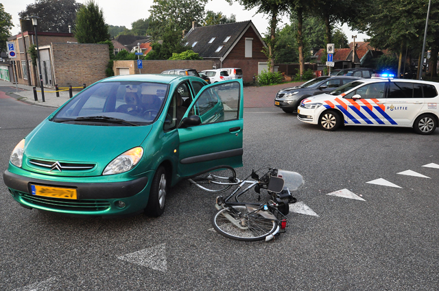 Fietser gewond na aanrijding met auto in Waalwijk