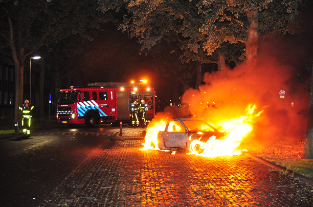 Weer gaat er een auto in vlammen op in Waalwijk