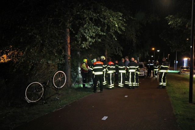 Fiets en schoen gevonden in Waalwijk, brandweer doorzoekt sloot op zoek naar eigenaar