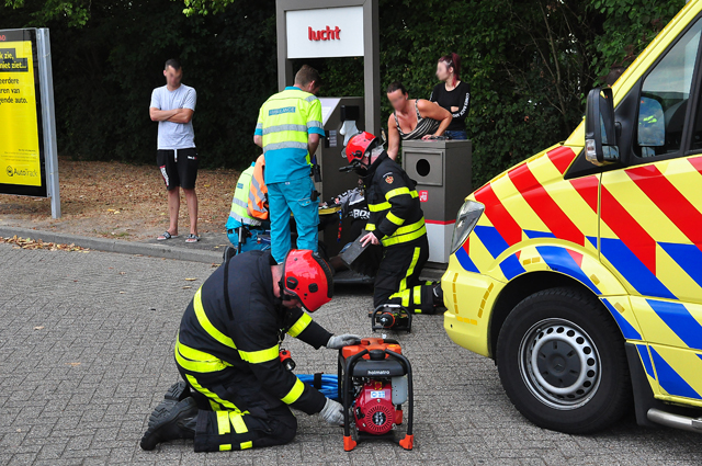 Man zit ruim half uur met been vast in scootmobiel