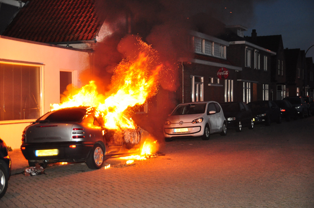 Auto brandt uit in Waalwijk, ruit van huis sneuvelt vanwege de hitte