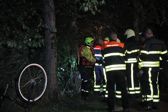 Fiets en schoen gevonden in Waalwijk, brandweer doorzoekt sloot op zoek naar eigenaar