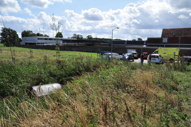 En wéér vliegt er een auto uit de bocht bij afslag Waalwijk-Oost