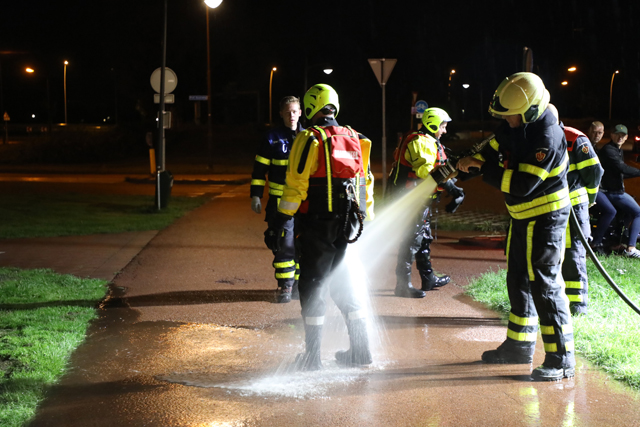 Fiets en schoen gevonden in Waalwijk, brandweer doorzoekt sloot op zoek naar eigenaar