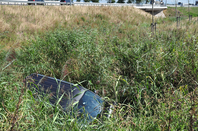 En wéér vliegt er een auto uit de bocht bij afslag Waalwijk-Oost