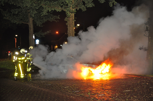 Weer gaat er een auto in vlammen op in Waalwijk