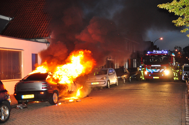 Auto brandt uit in Waalwijk, ruit van huis sneuvelt vanwege de hitte