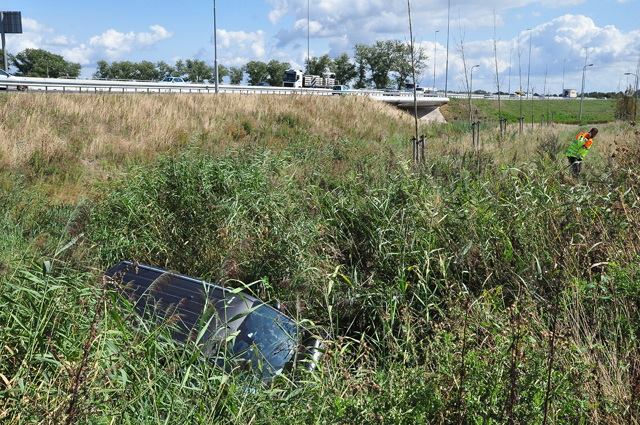 En wéér vliegt er een auto uit de bocht bij afslag Waalwijk-Oost