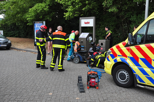 Man zit ruim half uur met been vast in scootmobiel