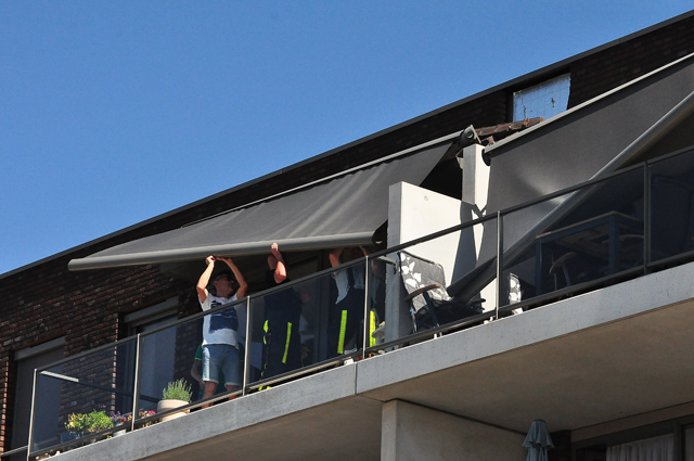 Groot zonnescherm breek af bij flat in Waalwijk: Vrouw heeft engeltje op haar schouder