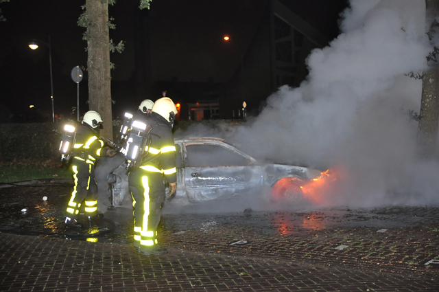 Weer gaat er een auto in vlammen op in Waalwijk
