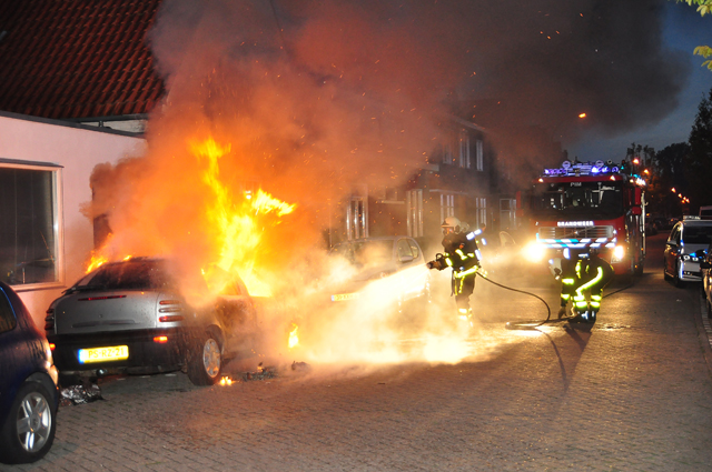 Auto brandt uit in Waalwijk, ruit van huis sneuvelt vanwege de hitte