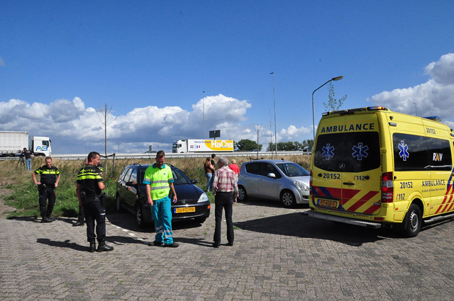 En wéér vliegt er een auto uit de bocht bij afslag Waalwijk-Oost