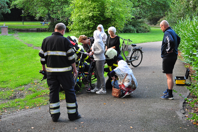 Meisje zit vast met voetje tussen spaken van fiets in Waalwijk