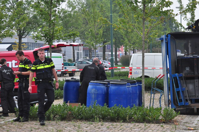 Gehuurd busje met meer dan 1100 kilo grondstoffen voor drugs gevonden op woonboulevard Waalwijk