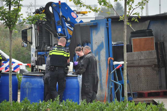 Gehuurd busje met meer dan 1100 kilo grondstoffen voor drugs gevonden op woonboulevard Waalwijk