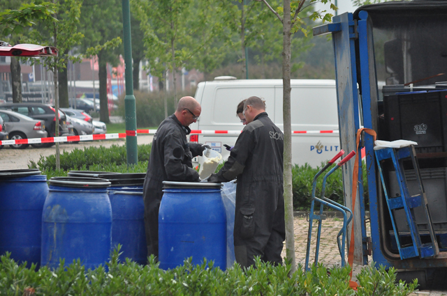 Gehuurd busje met meer dan 1100 kilo grondstoffen voor drugs gevonden op woonboulevard Waalwijk
