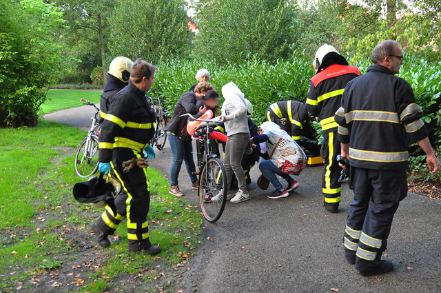 Meisje zit vast met voetje tussen spaken van fiets in Waalwijk