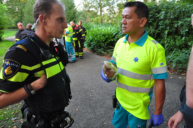Meisje zit vast met voetje tussen spaken van fiets in Waalwijk