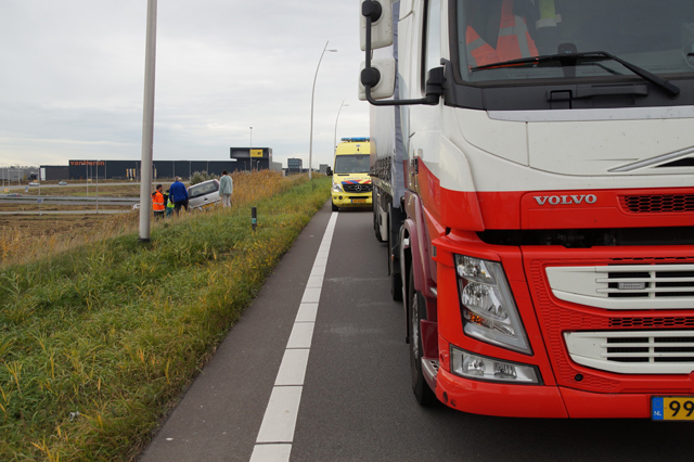 Automobiliste komt in berm terecht na tik van vrachtwagen in Waalwijk