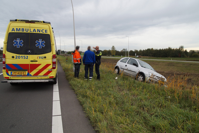Automobiliste komt in berm terecht na tik van vrachtwagen in Waalwijk