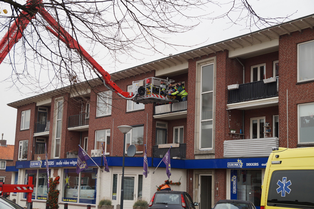 Traumaheli trekt veel bekijks in woonwijk Waalwijk