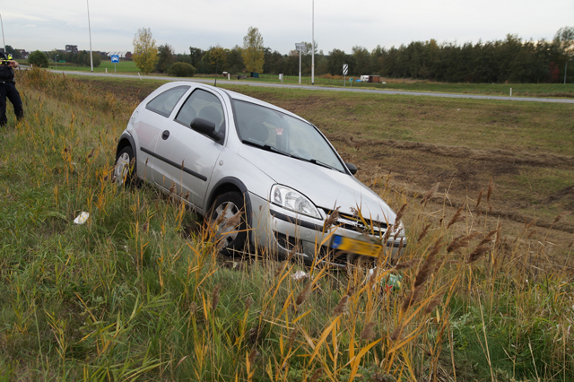Automobiliste komt in berm terecht na tik van vrachtwagen in Waalwijk