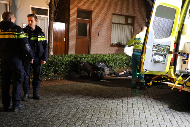 Auto en scooter botsen bij wegversmalling in Waalwijk op elkaar