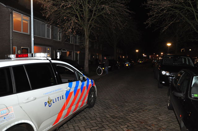 Man en vrouw mishandeld in woning in Waalwijk, politie zoekt daders, een dader mogelijk gewapend