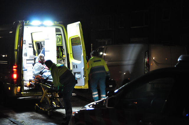 Man en vrouw mishandeld in woning in Waalwijk, politie zoekt daders, een dader mogelijk gewapend